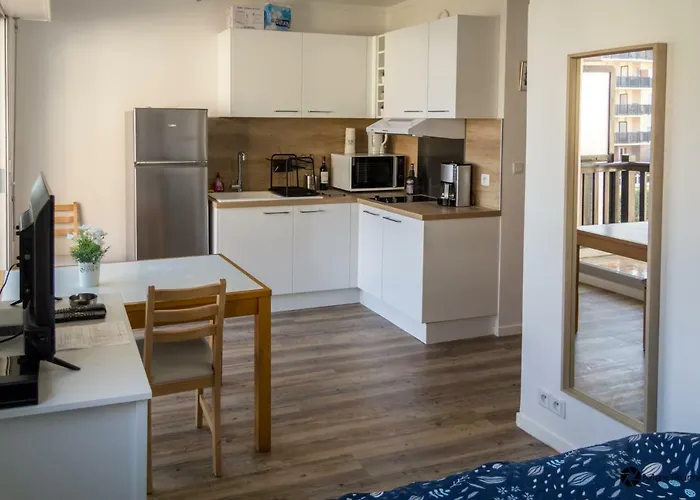 Moderne Acces Plage, Piscine Et Tennis